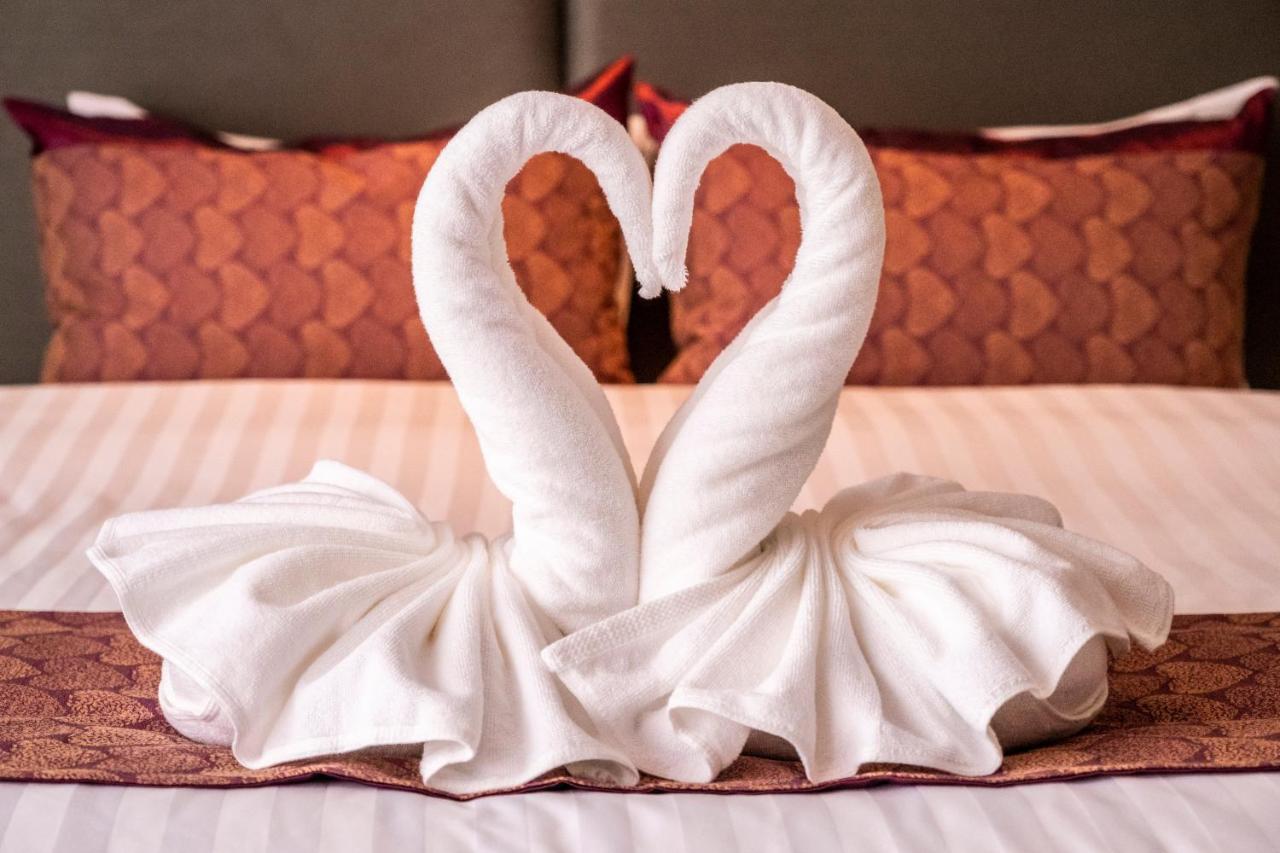 The Airport Courtyard Suvarnabhumi Airport Бангкок Экстерьер фото Towel swans